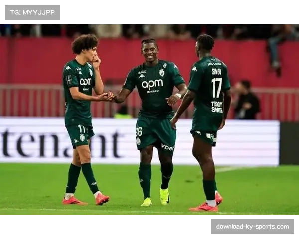 洛里昂门将姆沃戈屡献神扑 成球队保级关键人物